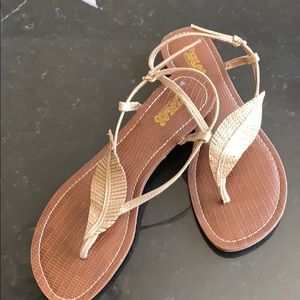 Carlos Santana Thong Sandals